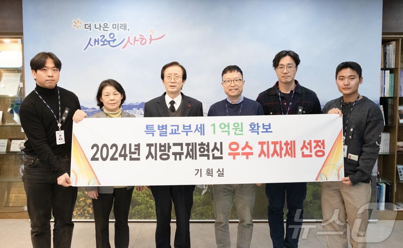 부산 사하구 관계자들이 2024년 지방규제혁신 평가에서 우수지자체로 선정된 뒤 기념사진을 찍고 있다.&#40;사하구 제공&#41;