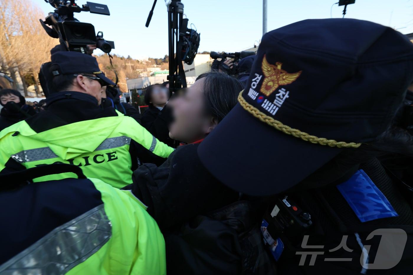 2일 서울 용산구 윤석열 대통령 관저 입구 앞에서 경찰 병력이 농성중이던 보수단체 회원 및 윤 대통령 지지자들을 강제해산 시키고 있다. 공수처는 &#39;12·3 비상계엄 사태&#39;로 내란 혐의를 받는 윤석열 대통령 체포영장을 유효기간인 6일 이내에 집행하겠다고 밝혔다. 2025.1.2/뉴스1 ⓒ News1 박세연 기자