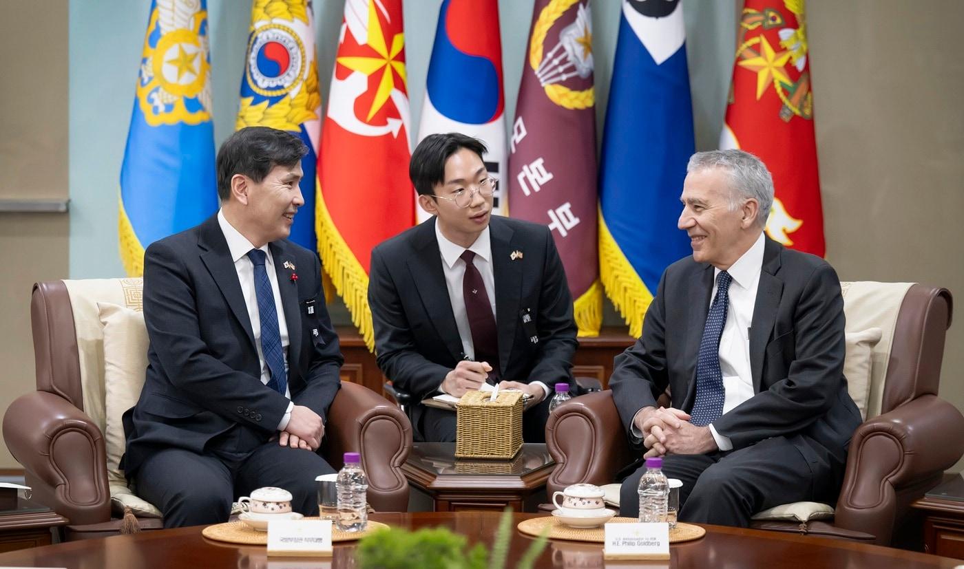 김선호 국방부 장관 직무대행이 2일 서울 용산구 국방부 청사에서 필립 골드버그 주한미국대사와 만나 대화하고 있다.&#40;국방부 제공&#41;