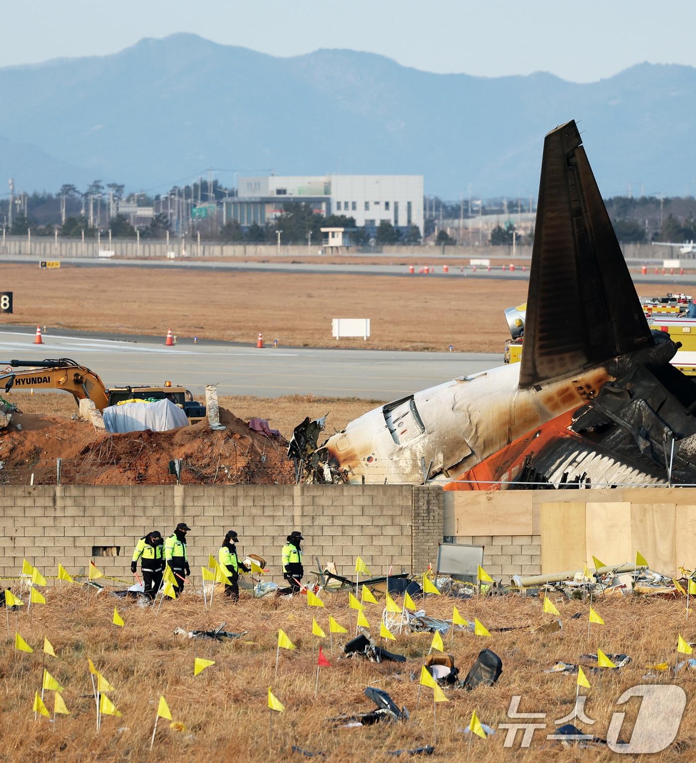 제주항공 여객기 참사 닷새째인 2일 오후 전남 무안국제공항 제주항공 여객기 참사 현장의 흙더미 속에서 발굴한 기체 엔진이 흰 천에 덮여 있다. 2025.1.2/뉴스1 ⓒ News1 오대일 기자