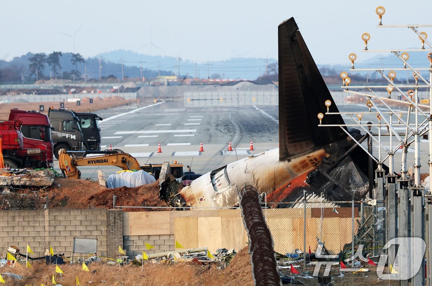 제주항공 여객기 참사 닷새째인 2일 오후 전남 무안국제공항 제주항공 여객기 참사 현장의 흙더미 속에서 발굴한 기체 엔진이 흰 천에 덮여 있다. 2025.1.2/뉴스1 ⓒ News1 오대일 기자