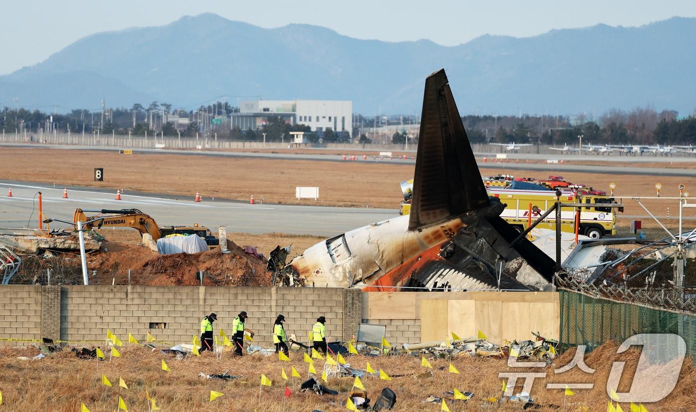 제주항공 여객기 참사 닷새째인 2일 오후 전남 무안국제공항 제주항공 여객기 참사 현장의 흙더미 속에서 발굴한 기체 엔진이 흰 천에 덮여 있다. 2025.1.2/뉴스1 ⓒ News1 오대일 기자