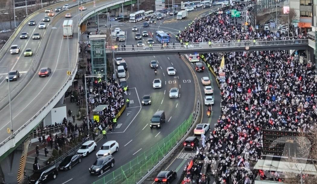 2일 서울 용산구 한남동 대통령 관저 정문 인근이 지지자 집회로 교통정체를 빚고 있다. &#40;독자제공&#41; 2025.1.2/뉴스1