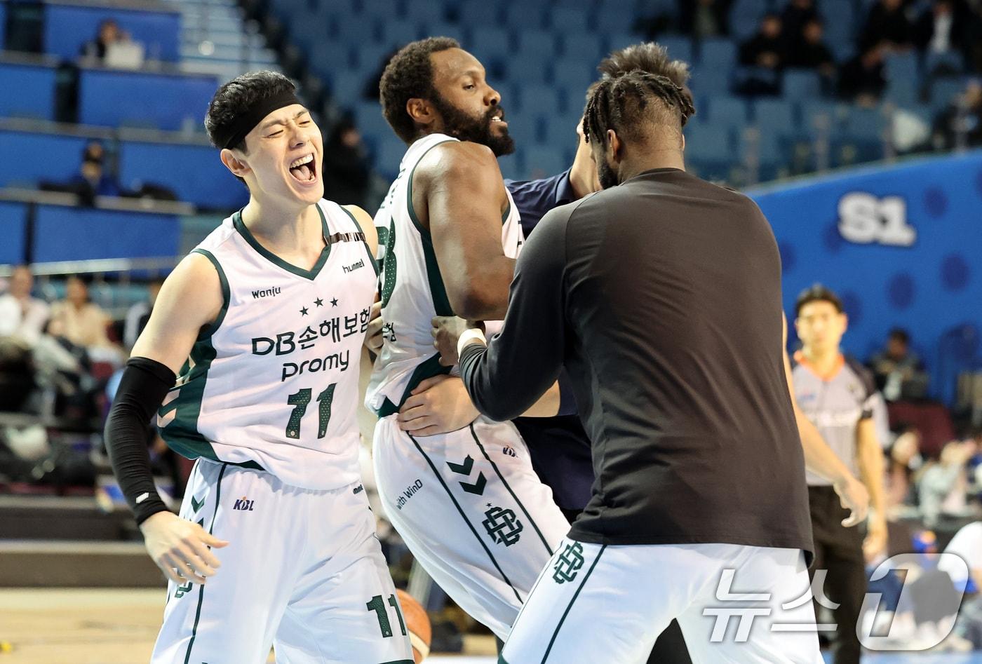 2일 오후 서울 송파구 잠실 실내체육관에서 열린 KCC 프로농구 2024-2025 KBL 서울 삼성과 원주 DB의 경기에서 80대79 한 점차 역전 승리를 거둔 DB 오누아쿠를 비롯한 선수들이 기쁨을 함께 나누고 있다. 2025.1.2/뉴스1 ⓒ News1 이동해 기자