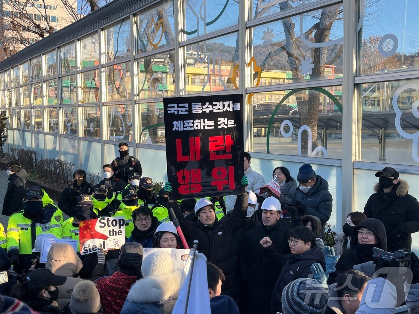 3일 오전 윤석열 대통령 체포를 저지하기 위해 보수단체 회원들이 서울 용산구 한남동 관저 인근에서 집회를 열고 경찰과 대치하고 있다. / 뉴스1 유수연 기자