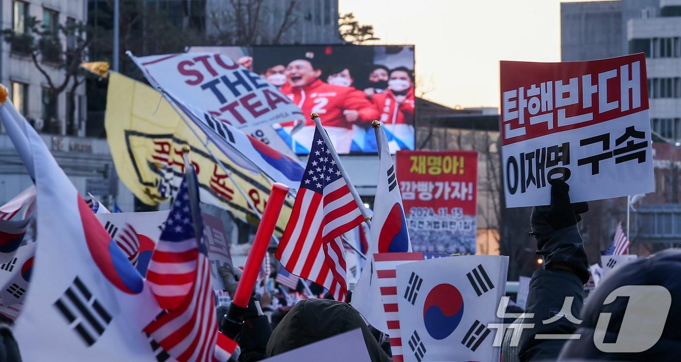 윤석열 대통령 지지자들이 3일 서울 용산구 한남동 대통령 관저 앞에서 고위공직자범죄수사처의 체포영장 집행을 규탄하는 집회를 하고 있다. 2025.1.3/뉴스1 ⓒ News1 김성진 기자