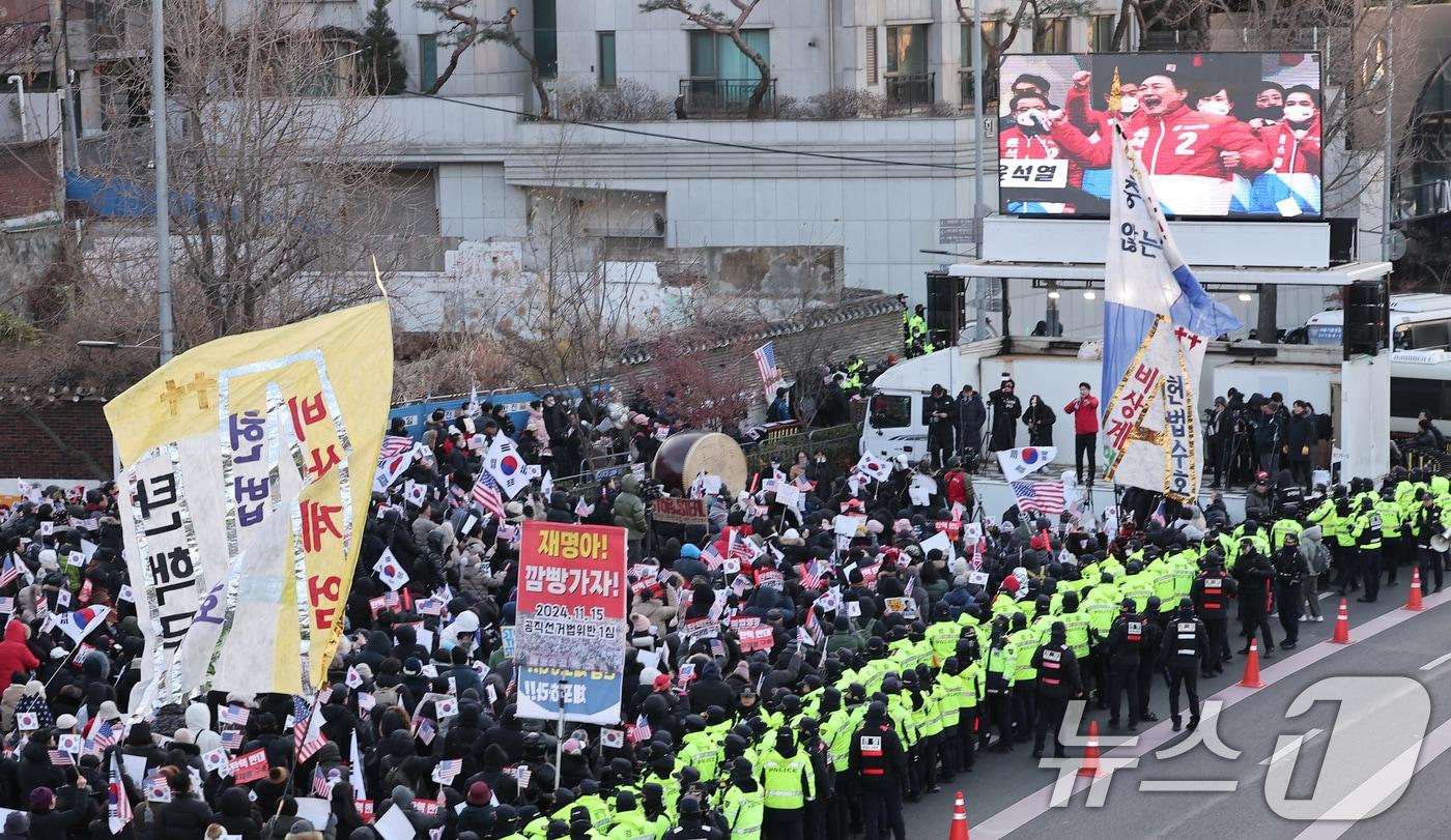 윤석열 대통령 지지자들이 3일 서울 용산구 한남동 대통령 관저 앞에서 고위공직자범죄수사처의 체포영장 집행을 규탄하는 집회를 하고 있다. 2025.1.3/뉴스1 ⓒ News1 김성진 기자