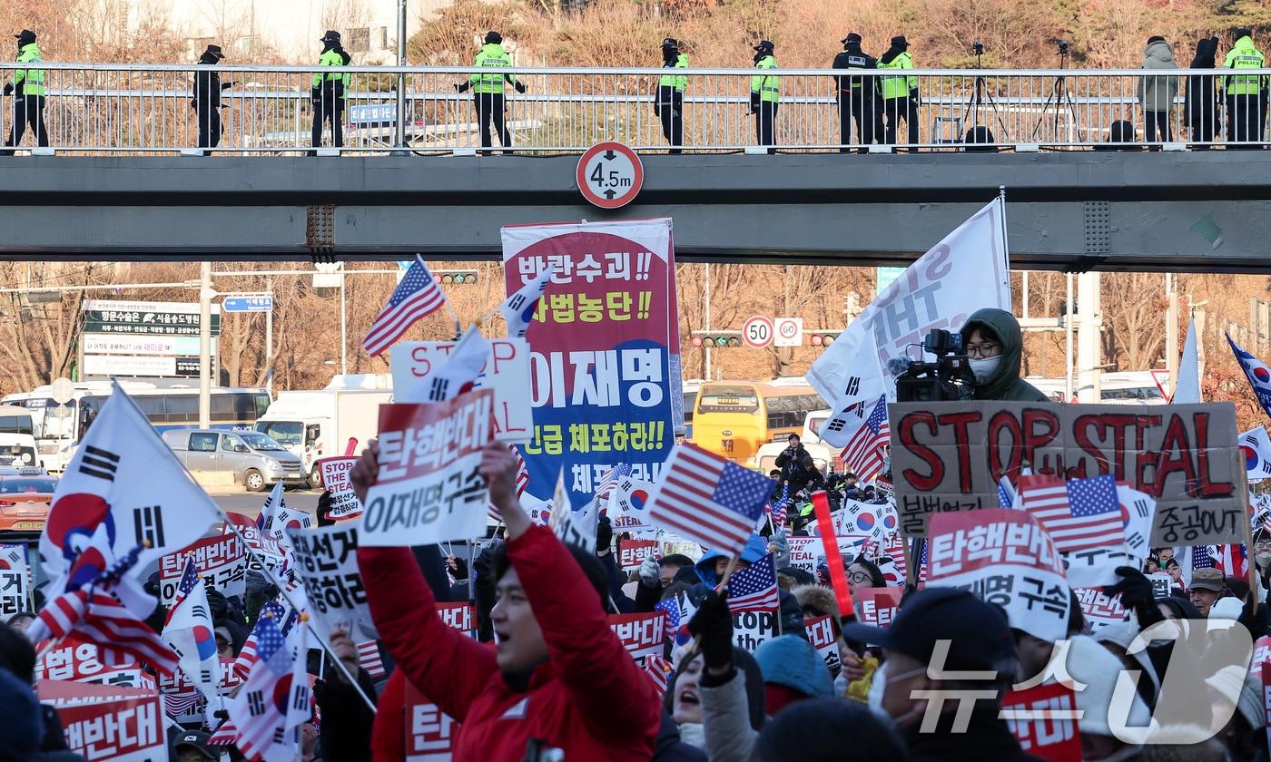 윤석열 대통령 지지자들이 3일 서울 용산구 한남동 대통령 관저 앞에서 고위공직자범죄수사처의 체포영장 집행을 규탄하는 집회를 하고 있다. 2025.1.3/뉴스1 ⓒ News1 김성진 기자