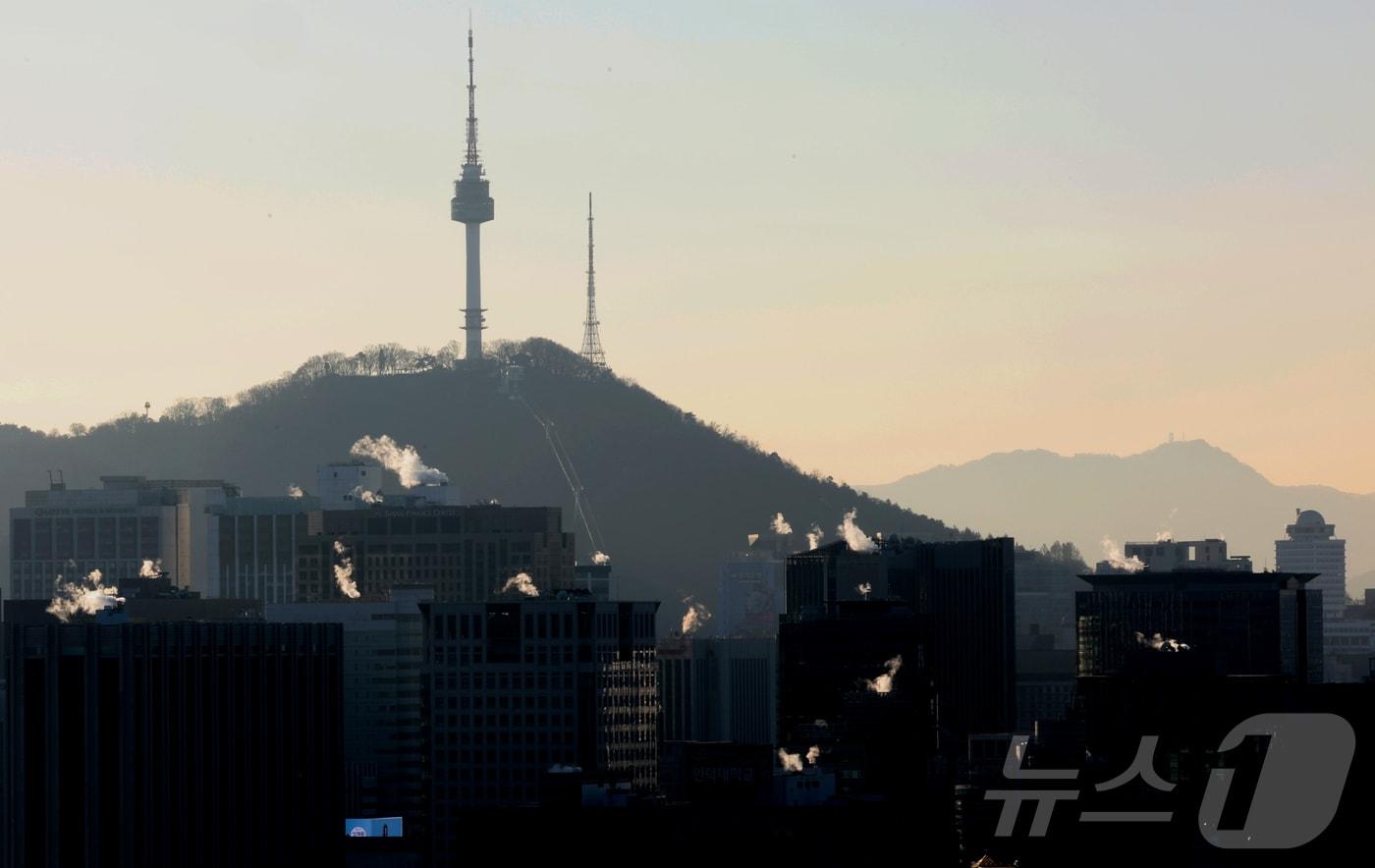 경기 북부 내륙과 강원 내륙·산지를 중심으로 한파특보가 발효된 3일 오전 서울 도심 빌딩들이 난방을 가동하며 수증기를 뿜어내고 있다. 2025.1.3/뉴스1 ⓒ News1 권현진 기자