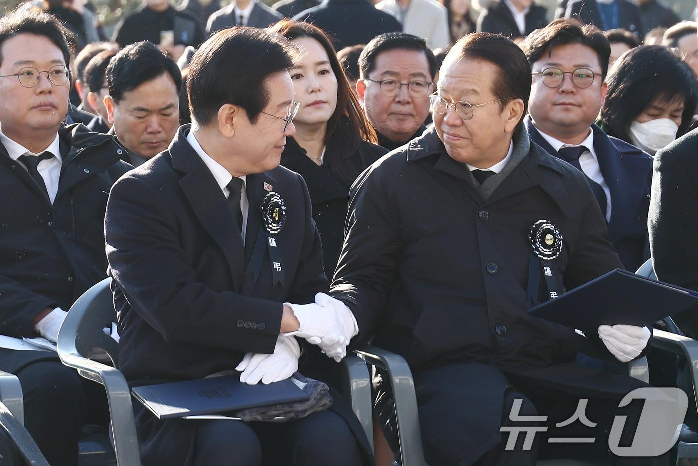 권영세 국민의힘 비상대책위원장&#40;오른쪽&#41;과 이재명 더불어민주당 대표가 3일 오전 서울 여의도 국회에서 열린 고 김수한 전 국회의장 영결식에서 악수하고 있다. 2025.1.3/뉴스1 ⓒ News1 김민지 기자