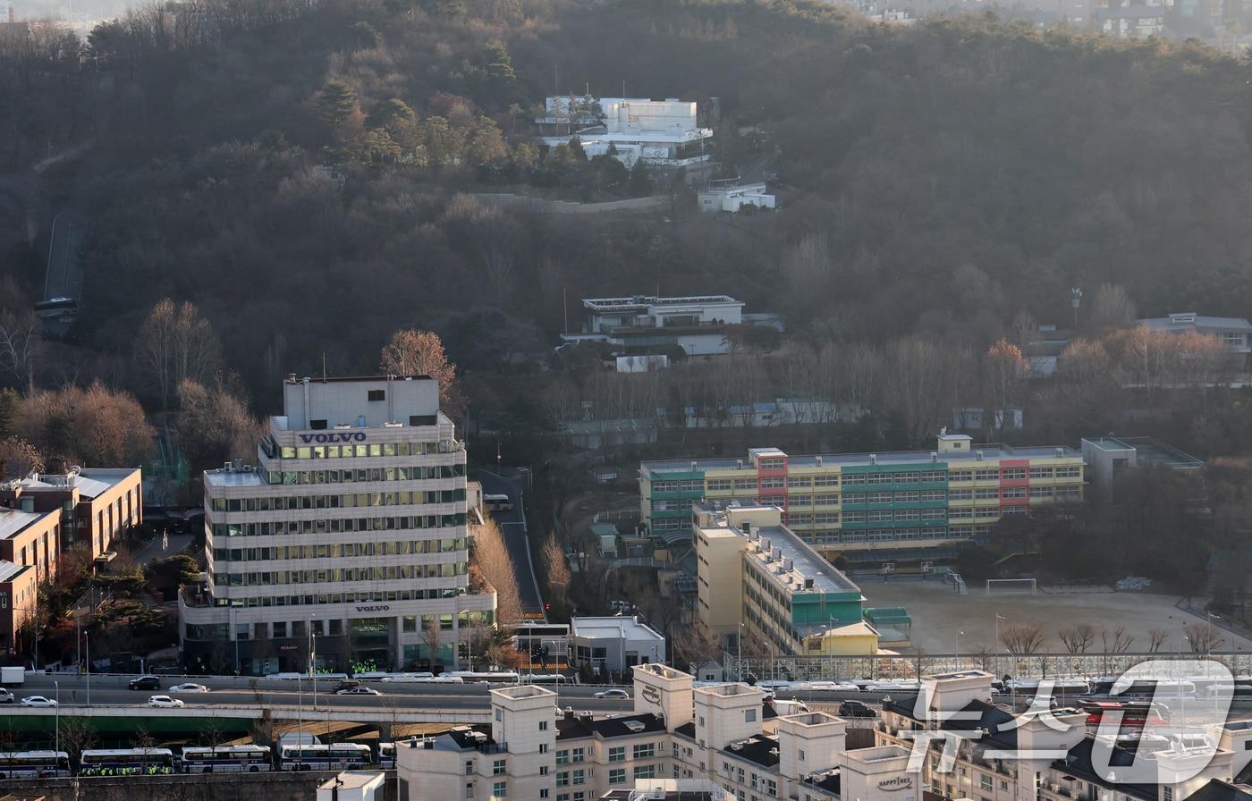 윤석열 대통령에 대한 체포영장 집행에 나선 고위공직자범죄수사처가 3일 서울 용산구 한남동 대통령 관저에 진입한 가운데 경찰들이 관저 입구를 통제하고 있다. 2025.1.3/뉴스1 ⓒ News1 송원영 기자