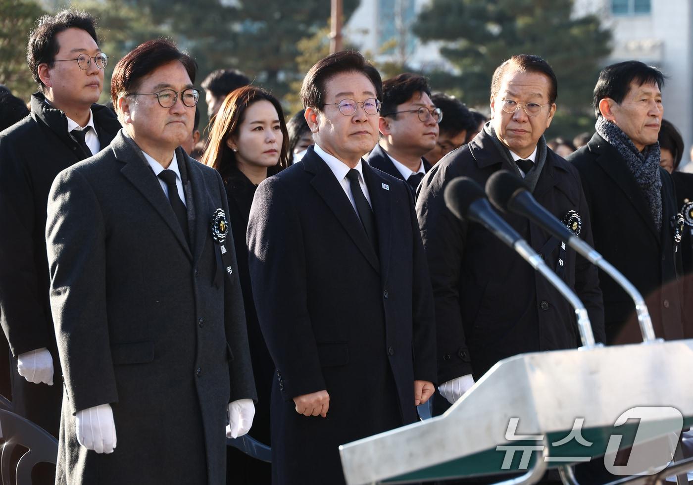 우원식 국회의장&#40;앞줄 왼쪽부터&#41;, 이재명 더불어민주당 대표, 권영세 국민으힘 비상대책위원장이 3일 오전 서울 여의도 국회에서 열린 고 김수한 전 국회의장 영결식에 참석해 자리하고 있다. 2024.1.3/뉴스1 ⓒ News1 김민지 기자