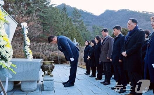 이상호 강원 태백시장이 지난 2일 시내 충혼탑과 산업전사 위령탑, 진폐재해자위령각에서 시 공직자들과 함께 참배 일정을 소화하고 본격적인 업무에 나섰다. &#40;태백시 제공&#41; 2025.1.3/뉴스1