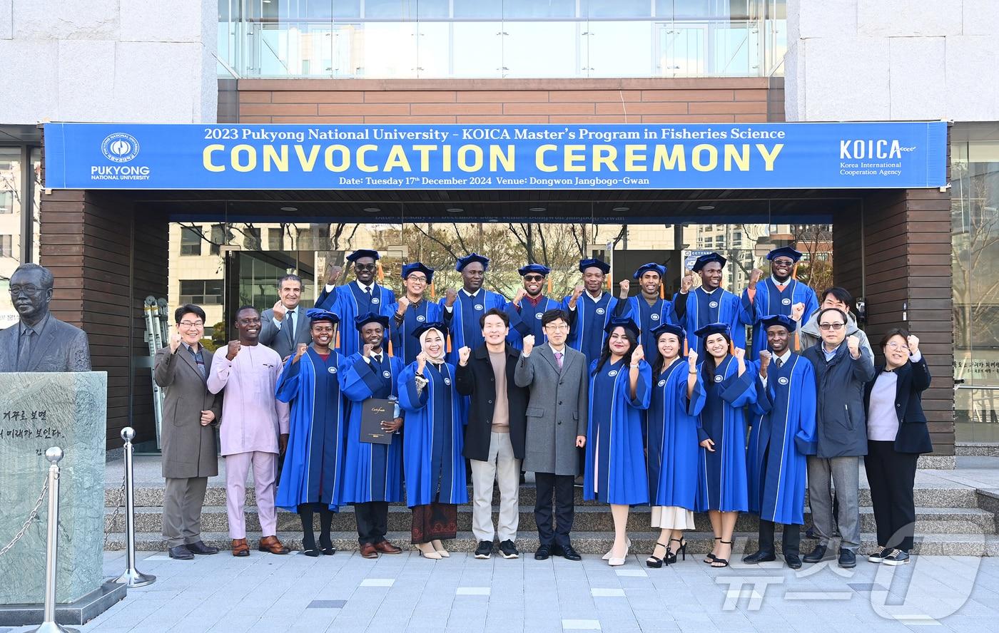 국립부경대 동원장보고관에서 열린 &#39;2024년 국제수산과학 협동과정 학위수여식&#39;에서 졸업생들이 기념촬영을 하고 있다. &#40;국립부경대 제공&#41;