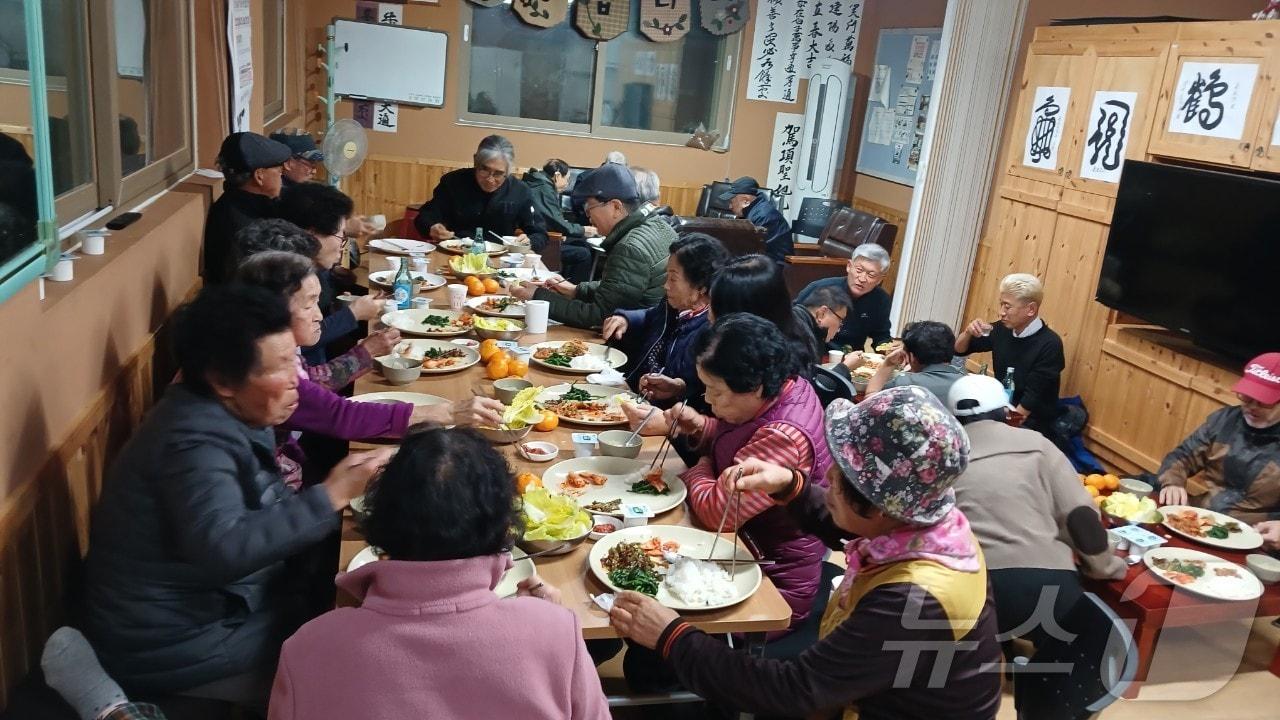  보은군 속리산면 구병리 마을주민들이 저녁 식사를 함께하며 대화를 나누고 있다. &#40;보은군 제공&#41; /뉴스1