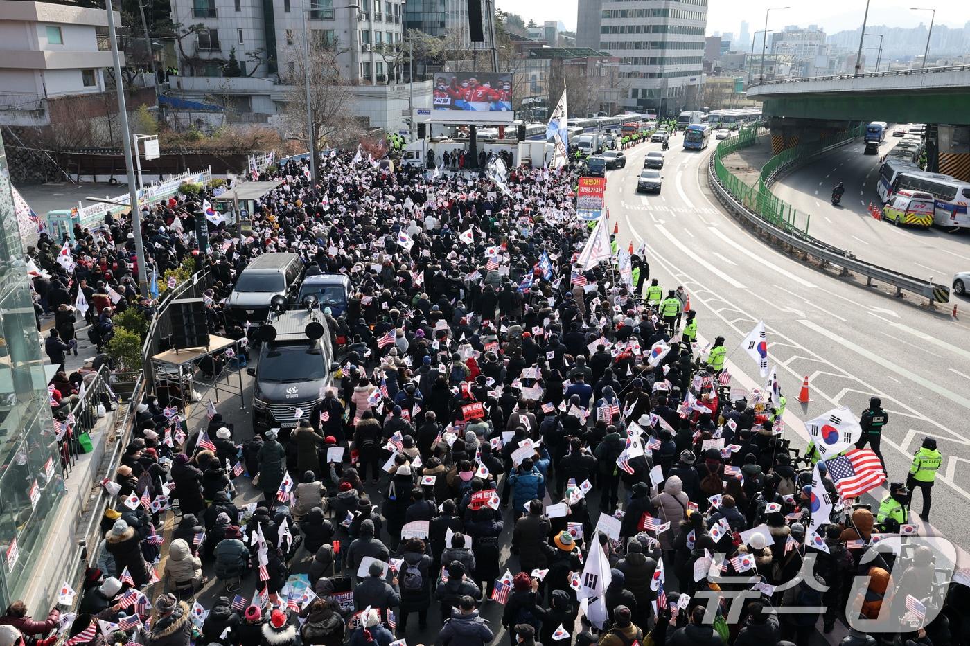 공수처가 윤석열 대통령에 대한 체포영장 집행에 나선 3일 서울 용산구 한남동 대통령 관저 주변에 보수단체 회원과 윤석열 대통령 지지자들이 집결해 있다. 2025.1.3/뉴스1 ⓒ News1 박세연 기자