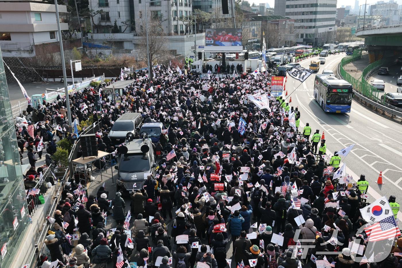 공수처가 윤석열 대통령에 대한 체포영장 집행에 나선 3일 서울 용산구 한남동 대통령 관저 주변에 보수단체 회원과 윤석열 대통령 지지자들이 집결해 있다. 2025.1.3/뉴스1 ⓒ News1 박세연 기자