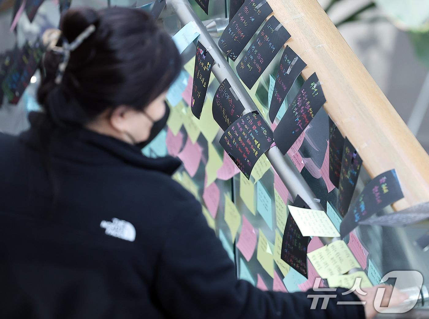 제주항공 여객기 참사 엿새째인 3일 전남 무안군 무안국제공항 대합실 계단에서 한 유가족이 희생자를 추모하는 글귀를 바라보고 있다. 2025.1.3/뉴스1 ⓒ News1 김진환 기자