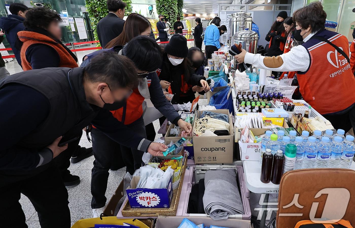 제주항공 여객기 참사 엿새째인 3일 전남 무안군 무안국제공항에 마련된 전라남도 자원봉사센터에서 자원봉사자들이 구호물품을 전달하고 있다. 2025.1.3/뉴스1 ⓒ News1 김진환 기자