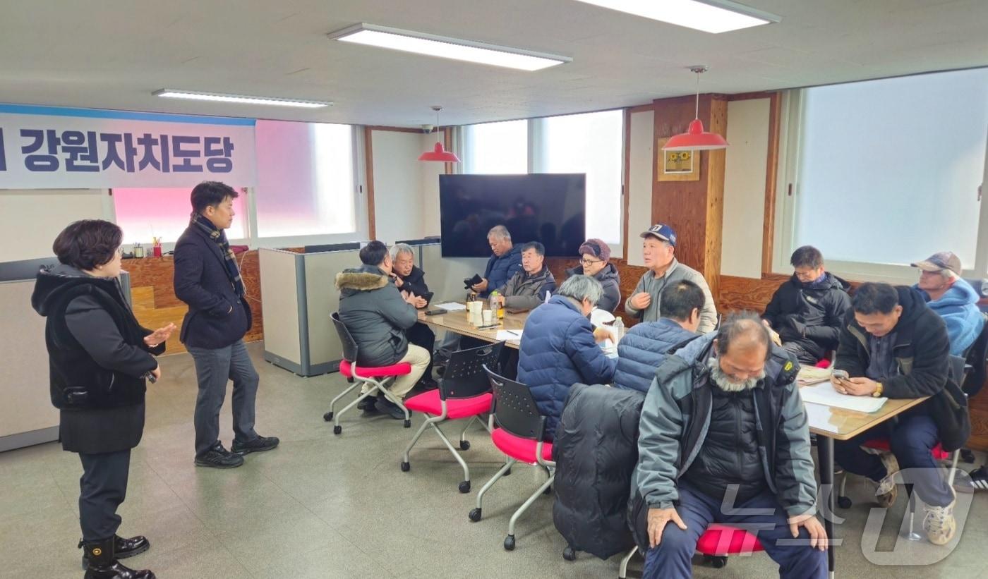 전국농민회총연맹 강원도연맹이 3일 윤석열 대통령의 퇴진과 농업정책에 항의하기 위해 박정하 강원도위원장과 면담을 촉구하면서 국민의힘 강원도당 안에서 대기를 하고있다. 2025.1.3 ⓒ News1 한귀섭 기자