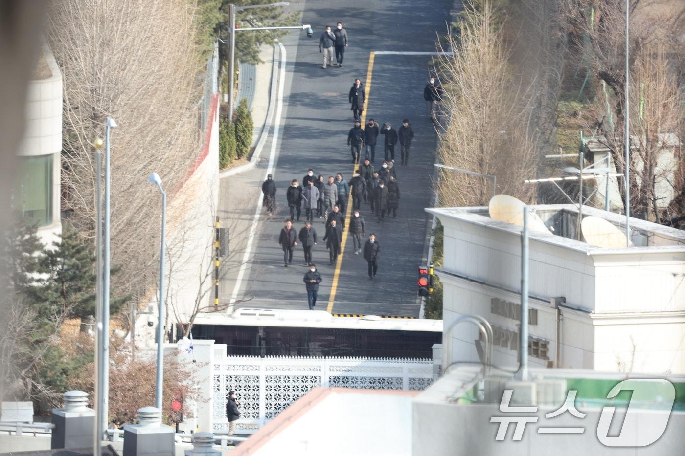 윤석열 대통령에 대한 체포영장 집행을 위해 관저 경내로 진입했던 고위공직자범죄수사처와 경찰 인력이 철수하고 있다.ⓒ News1 신웅수 기자