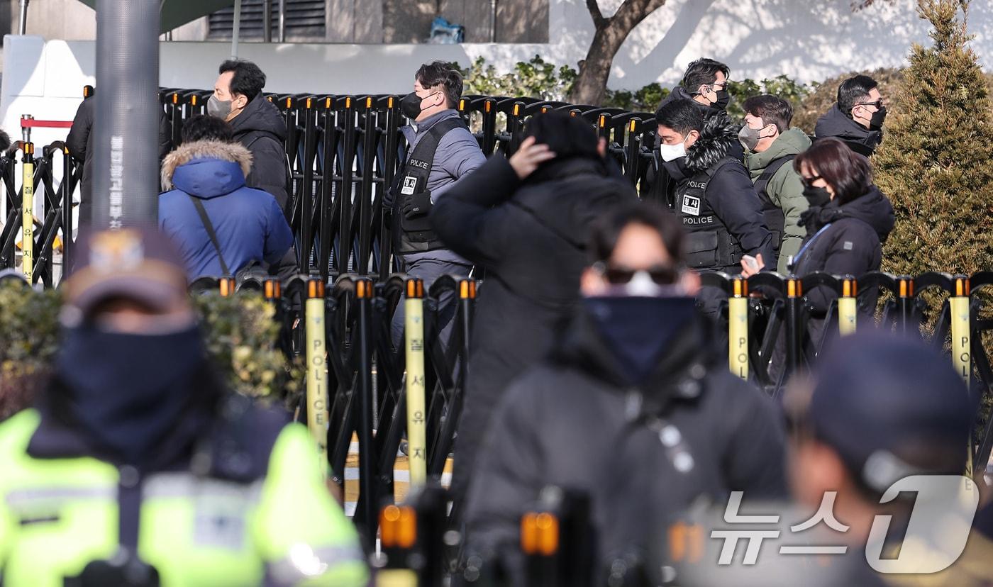 3일 오후 서울 용산구 한남동 대통령 관저에서 고위공직자범죄수사처&#40;공수처&#41; 수사관들이 윤석열 대통령 체포영장 집행을 중지하자 경찰이 관저를 이동하고 있다. 2025.1.3/뉴스1 ⓒ News1 김성진 기자