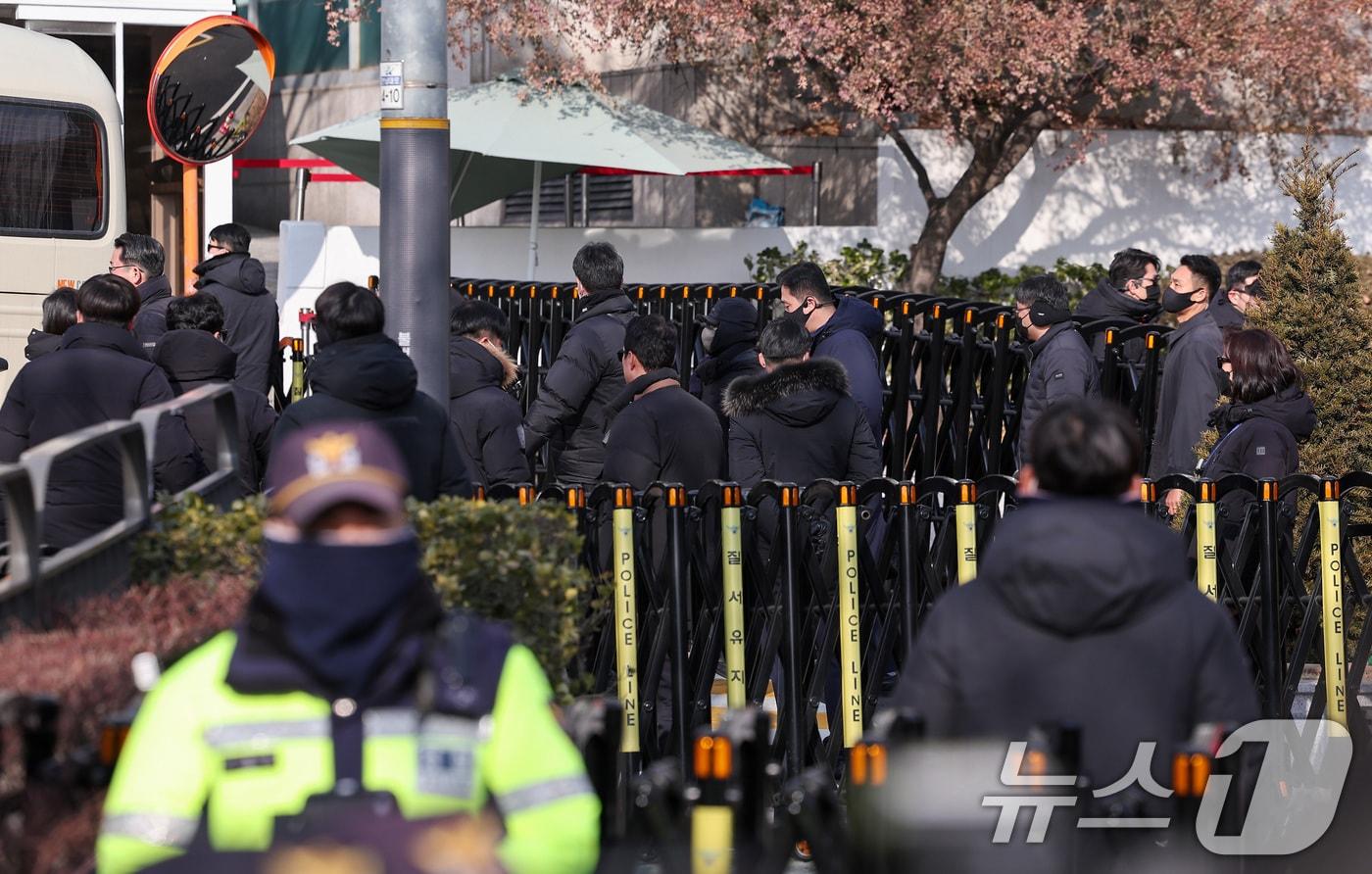 3일 오후 서울 용산구 한남동 대통령 관저에서 고위공직자범죄수사처&#40;공수처&#41; 수사관들이 윤석열 대통령 체포영장 집행을 중지하자 경찰이 관저를 이동하고 있다. 2025.1.3/뉴스1 ⓒ News1 김성진 기자