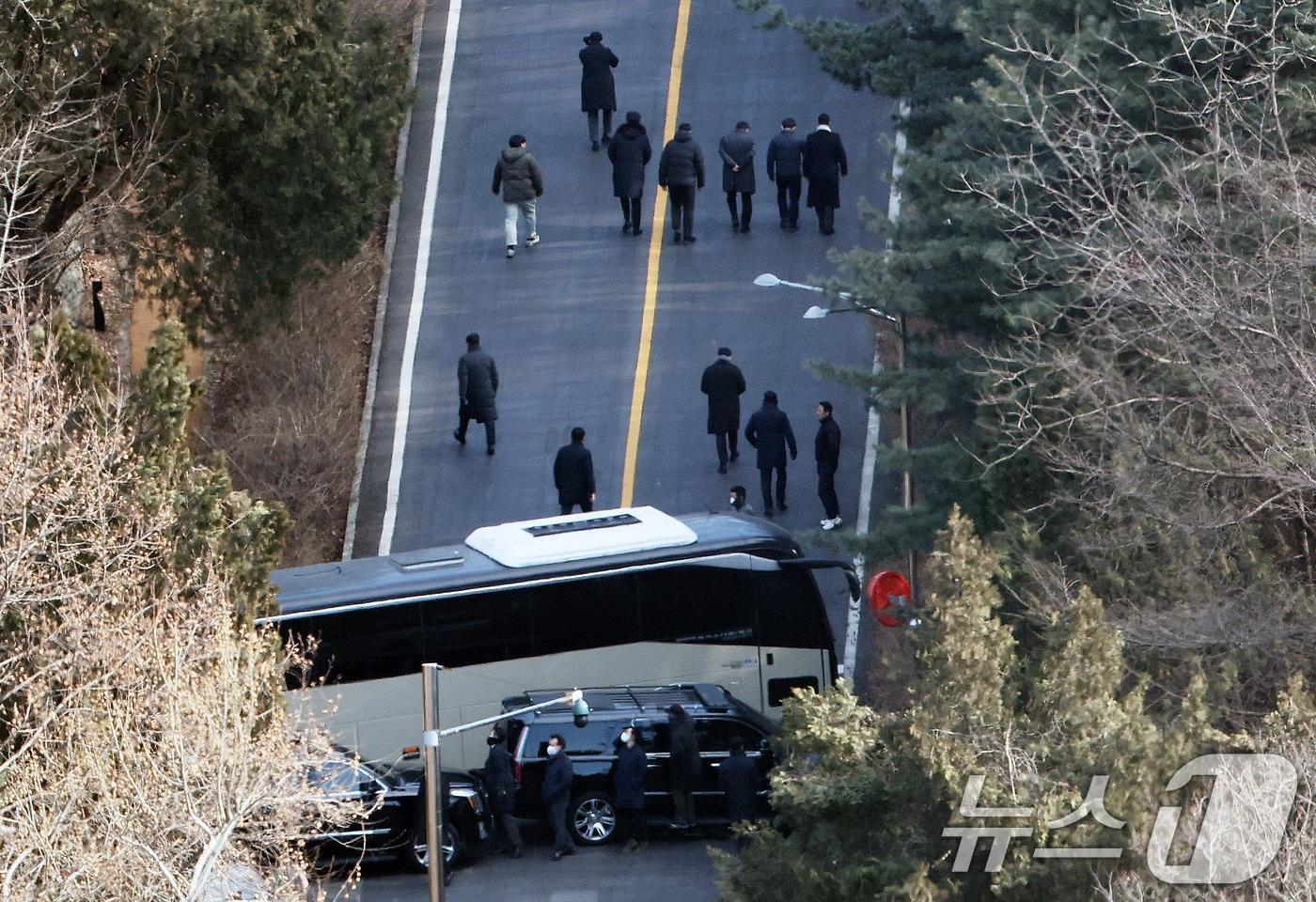 고위공직자범죄수사처가 윤석열 대통령의 체포영장 집행에 나선 3일 서울 용산구 한남동 대통령 관저로 관계자들이 올라가고 있다. 2025.1.3/뉴스1 ⓒ News1 송원영 기자