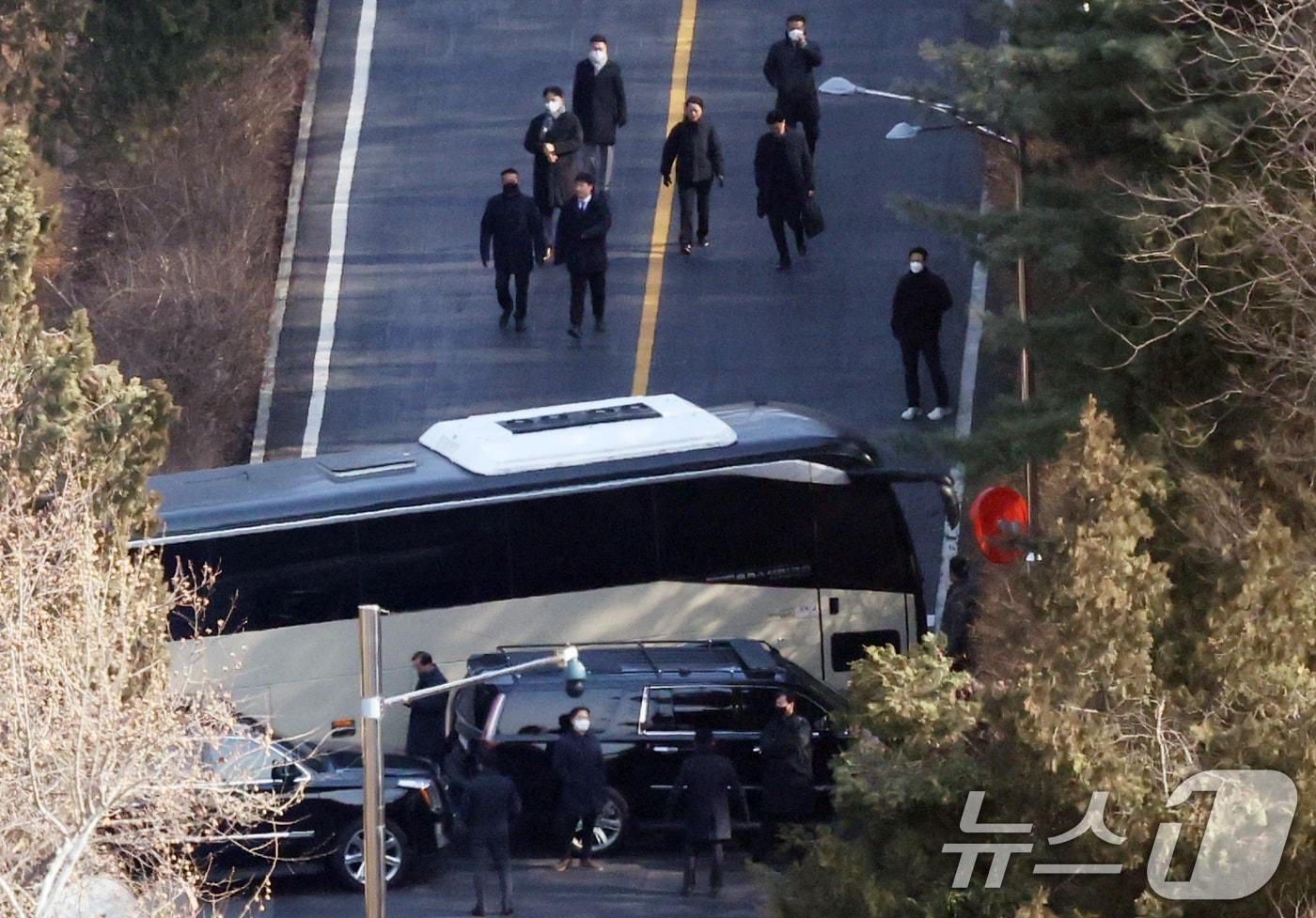 고위공직자범죄수사처&#40;공수처&#41;가 윤석열 대통령 체포영장 집행에 나선 3일 서울 용산구 한남동 대통령 관저 경내에서 관계자들이 내려오고 있다. 2025.1.3/뉴스1 ⓒ News1 송원영 기자