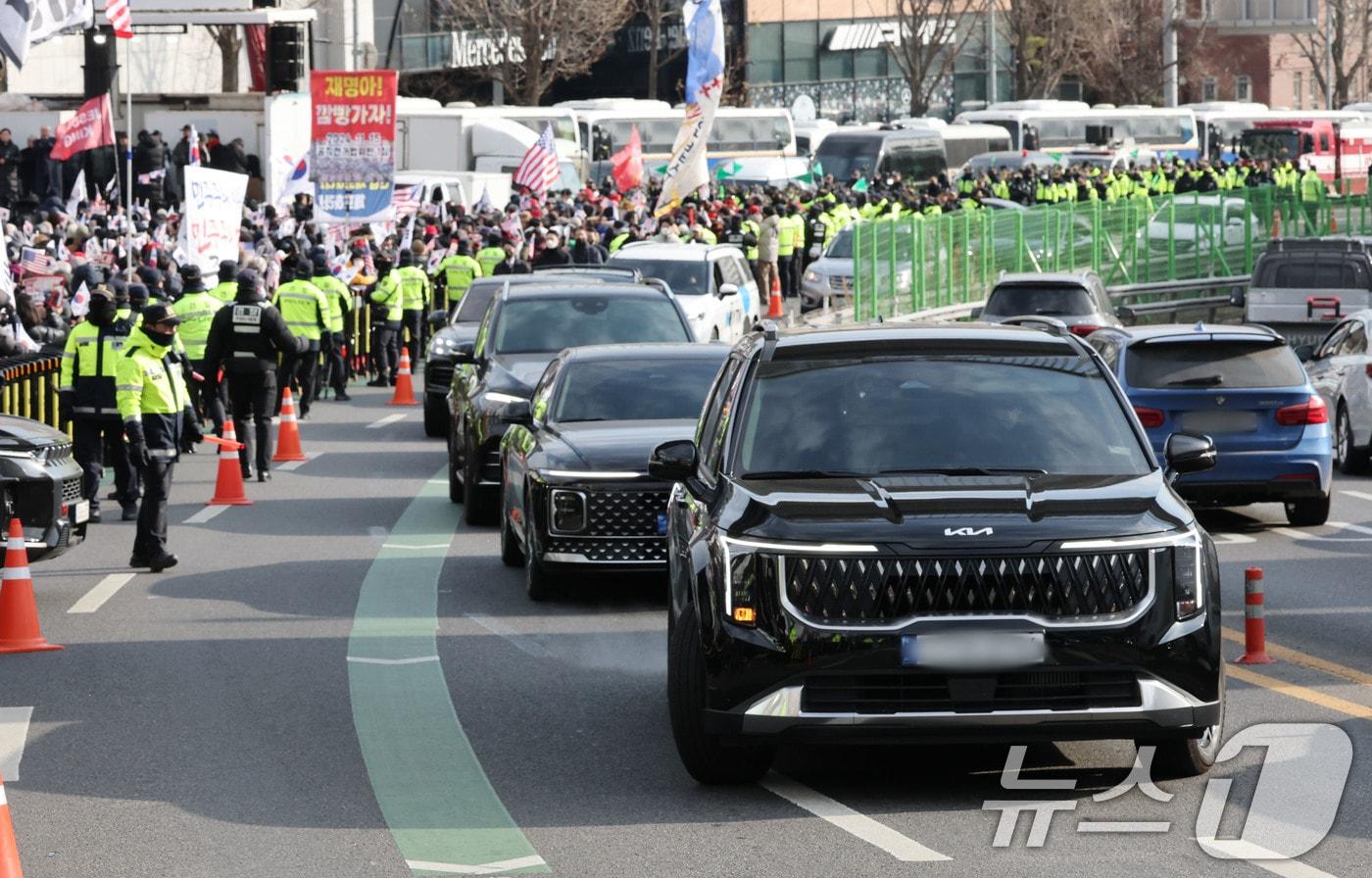 공수처가 윤석열 대통령에 대한 체포영장 집행을 경호처의 저지에 중지한 3일 공수처 수사 관계자를 태운 차량이 관저를 나서 지지자들 옆을 지나고 있다. 2025.1.3/뉴스1 ⓒ News1 박세연 기자