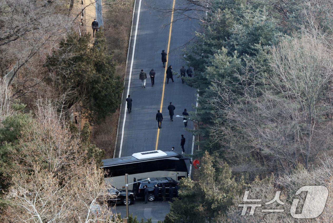 고위공직자범죄수사처가 윤석열 대통령의 체포영장 집행에 나선 3일 서울 용산구 한남동 대통령 관저로 관계자들이 올라가고 있다. 2025.1.3/뉴스1 ⓒ News1 송원영 기자