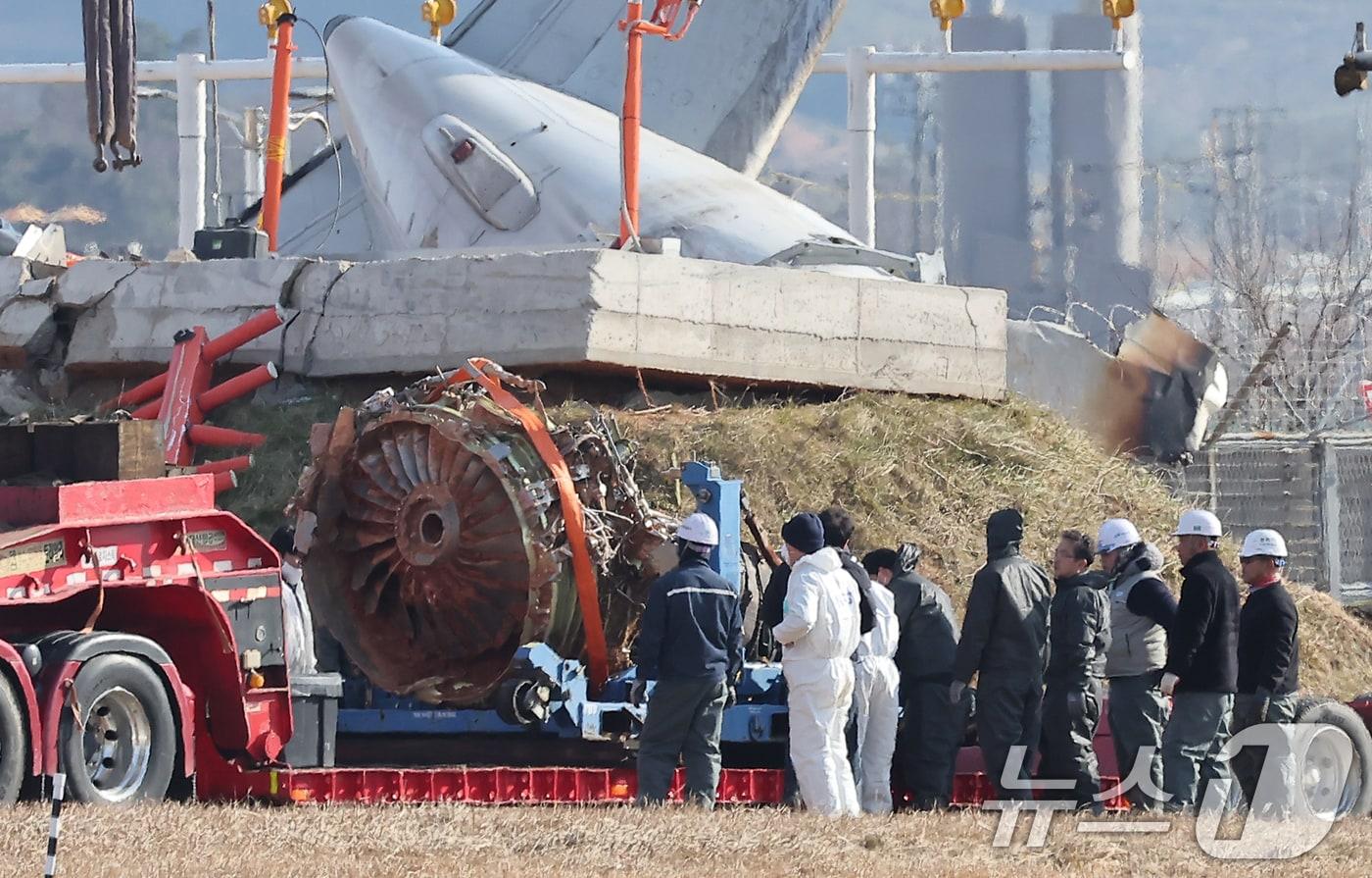 제주항공 여객기 참사 엿새째인 3일 오후 전남 무안국제공항 참사 현장에서 로컬라이저&#40;방위각시설&#41; 둔덕에 파묻힌 제주항공 7C2216편의 엔진이 트럭 위로 옮겨지고 있다. 2025.1.3/뉴스1 ⓒ News1 김진환 기자