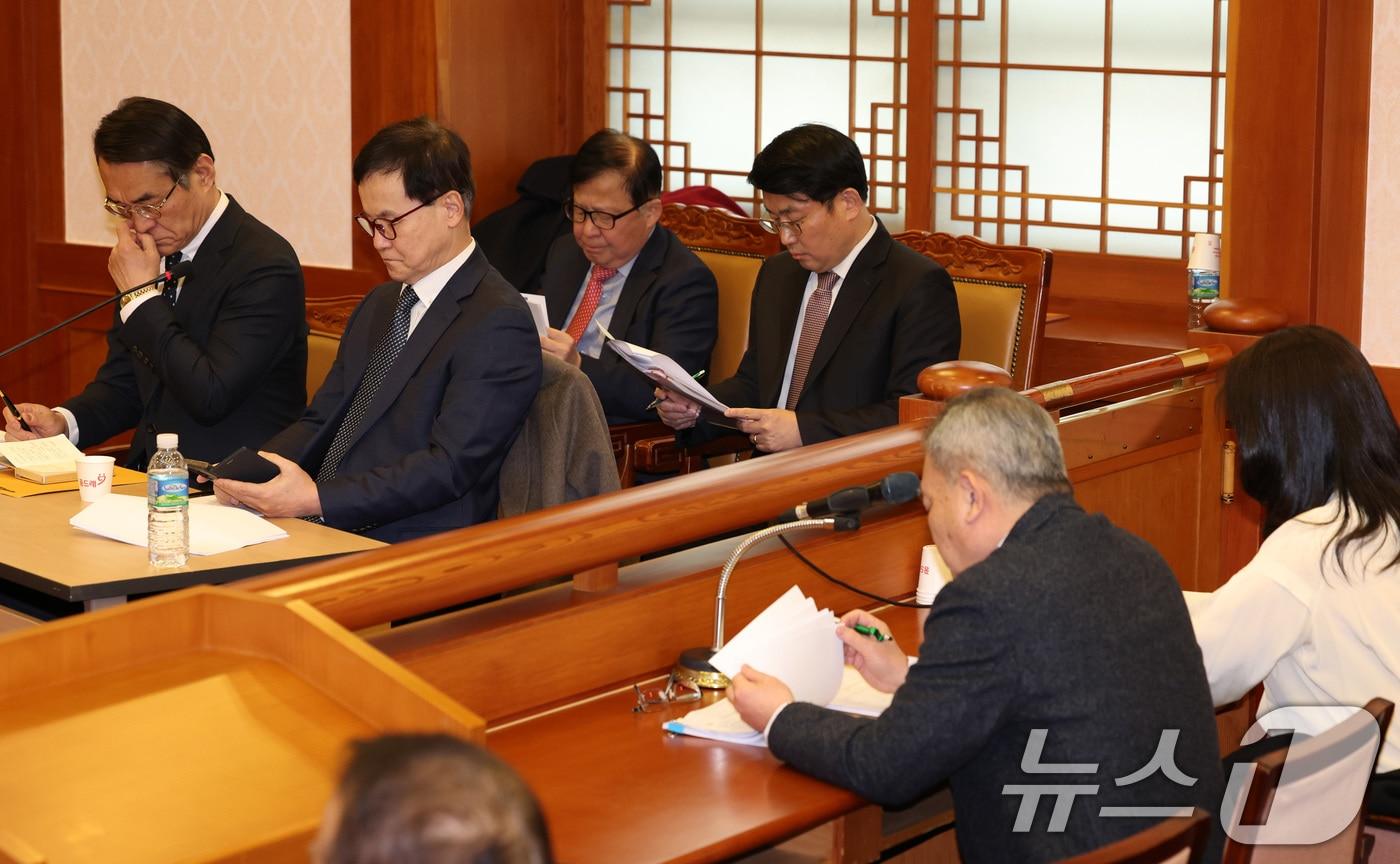 윤석열 대통령측 변호인단인 배보윤&#40;왼쪽부터&#41;, 배진한, 최거훈, 도태우, 서성건, 김계리 변호사가 3일 오후 서울 종로구 헌법재판소에서 열린 윤석열 대통령 탄핵심판 2차 변론준비기일에 출석해 있다. &#40;공동취재&#41; 2025.1.3/뉴스1 ⓒ News1 임세영 기자