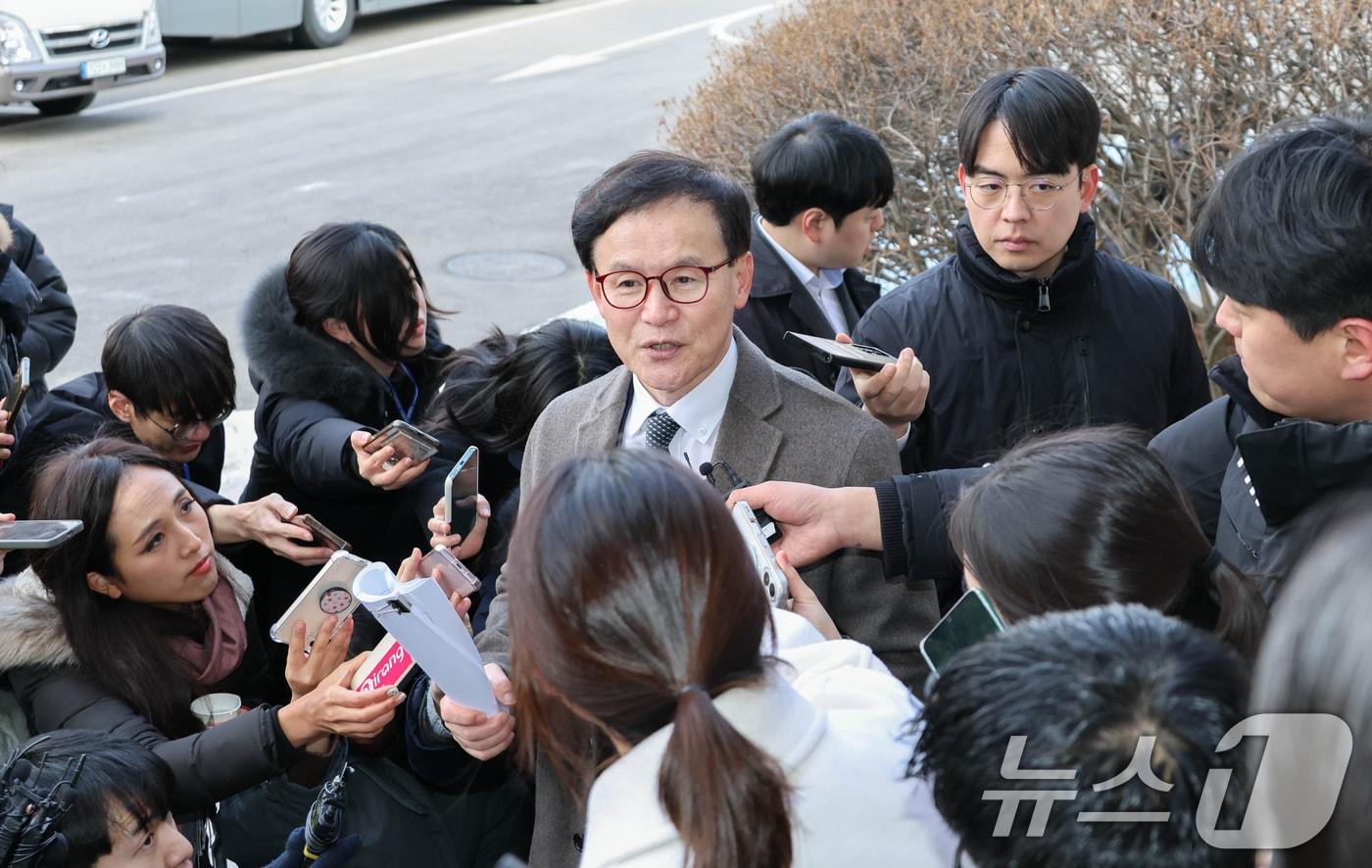 윤석열 대통령의 법률대리인인 배진한 변호사가 3일 서울 종로구 헌법재판소 소심판정에서 열린 윤석열 대통령 탄핵 사건에 대한 2차 변론준비기일에 출석하며 취재진 질문에 답하고 있다. &#40;공동취재&#41; 2025.1.3/뉴스1 ⓒ News1 임세영 기자