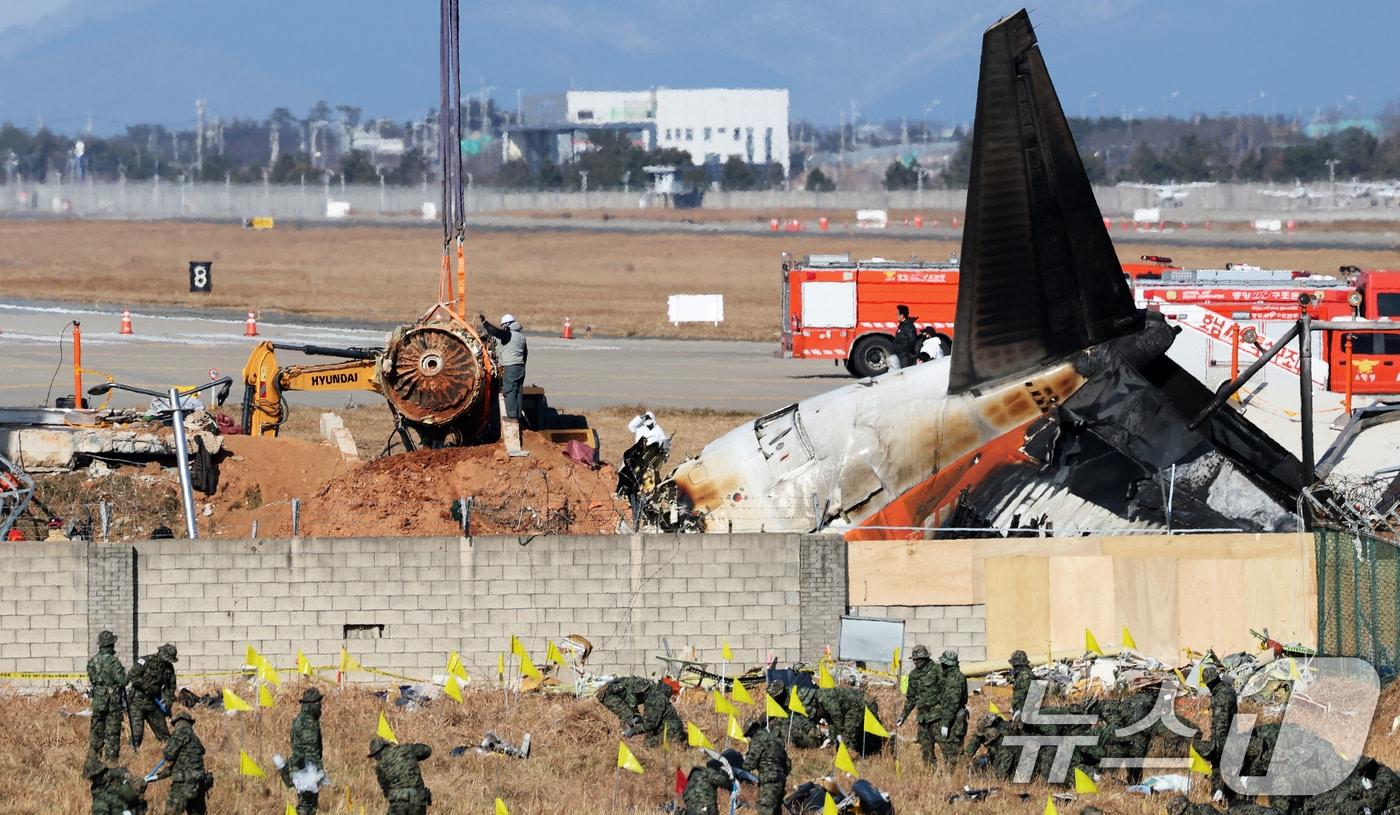 제주항공 여객기 참사 엿새째인 3일 오후 전남 무안국제공항 참사 현장에서 로컬라이저&#40;방위각시설&#41; 둔덕에 파묻힌 제주항공 7C2216편의 엔진이 크레인으로 인양되고 있다. 2025.1.3/뉴스1 ⓒ News1 오대일 기자