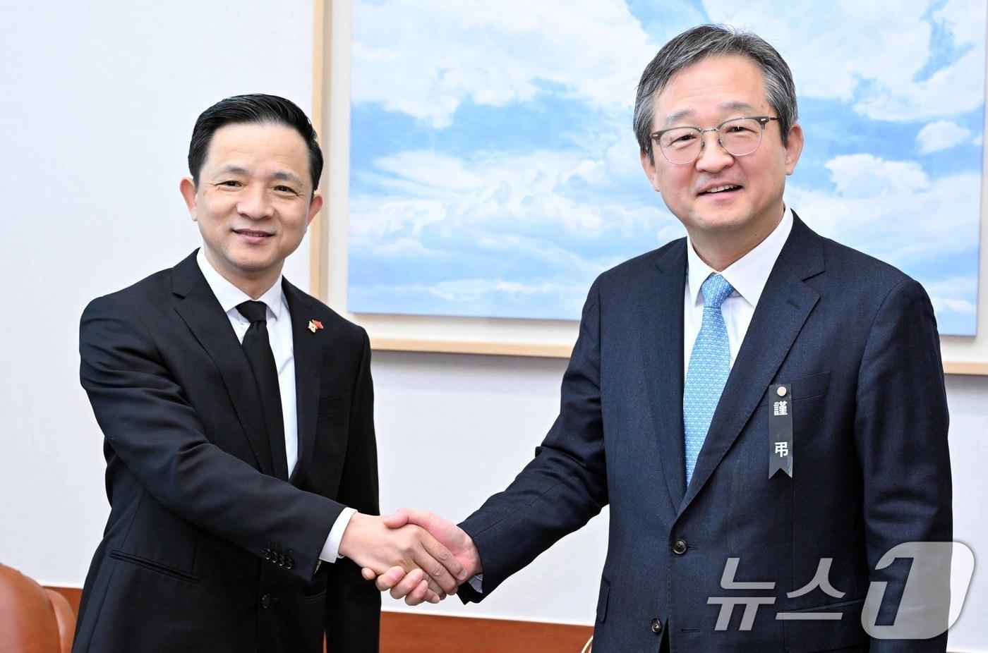 정병원 외교부 차관보가 3일 오전 서울 종로구 외교부 청사에서 다이빙 신임 주한중국대사 내정자와 면담 기념 악수를 하고 있다. &#40;외교부 제공&#41; 2025.1.3/뉴스1