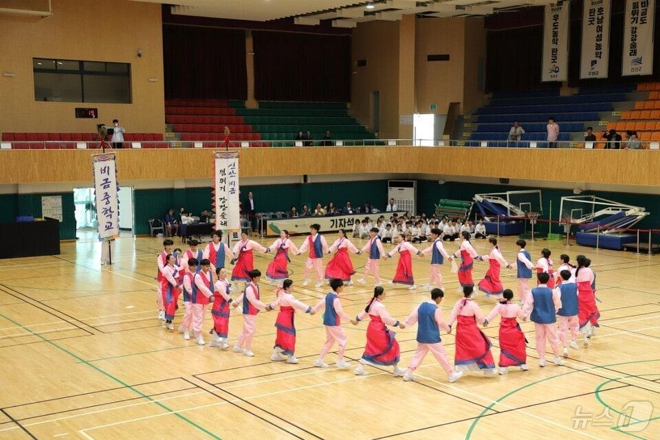 학생들이 체육관에서  &#39;비금 뜀뛰기 강강술래&#39;를 하고 있다.&#40;전남도교육청 제공&#41;/뉴스1