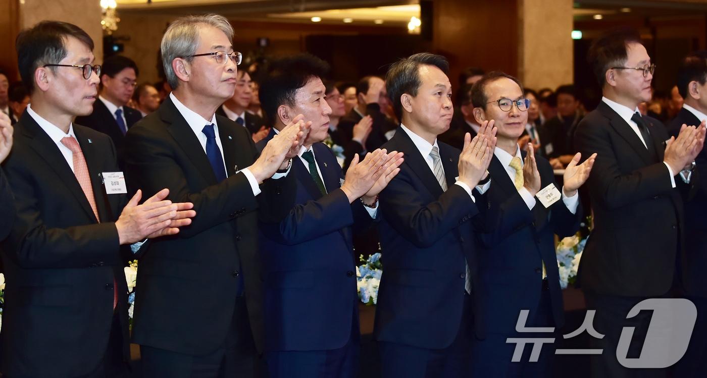 3일 서울 중구 소공동 롯데호텔에서 열린 &#39;2025 범금융 신년인사회&#39;에서 주요 금융지주 회장들이 손뼉치고 있다. &#40;공동취재&#41; 2025.1.3/뉴스1 ⓒ News1 권현진 기자