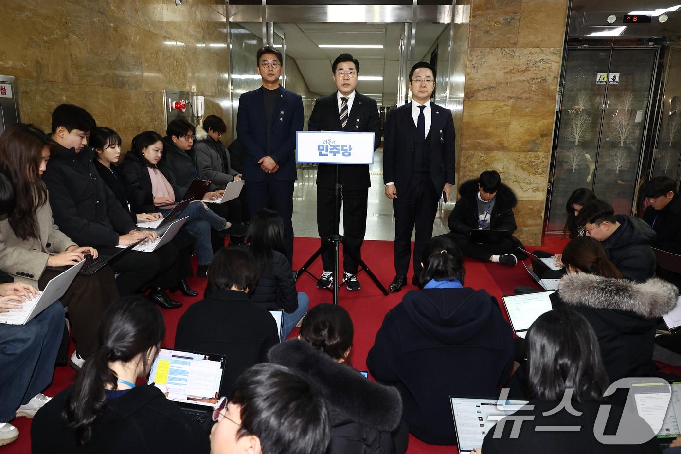 박찬대 더불어민주당 원내대표가 3일 오후 서울 여의도 국회에서 공수처의 윤석열 대통령에 대한 체포영장 집행 중지 관련 입장 발표를 하고 있다. 오른쪽부터 박성준 원내수석부대표, 박 원내대표, 노종면 원내대변인. 2025.1.3/뉴스1 ⓒ News1 김민지 기자