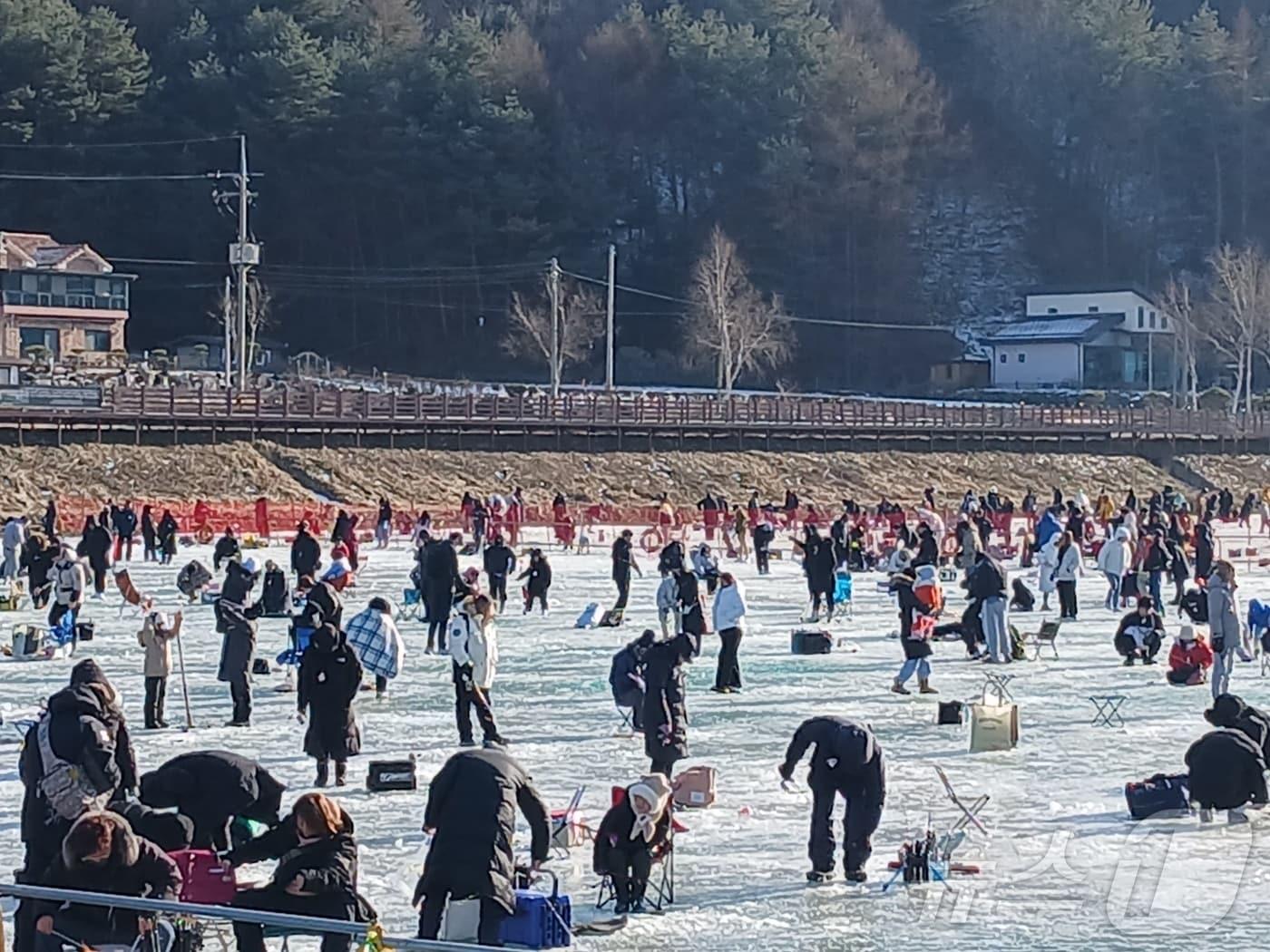 지난 3일 오후 강원 평창 일대에서 열린 제16회 평창송어축제에서 관광객들이 얼음낚시를 하고 있다. 2025.1.3./뉴스1 ⓒ News1 신관호 기자