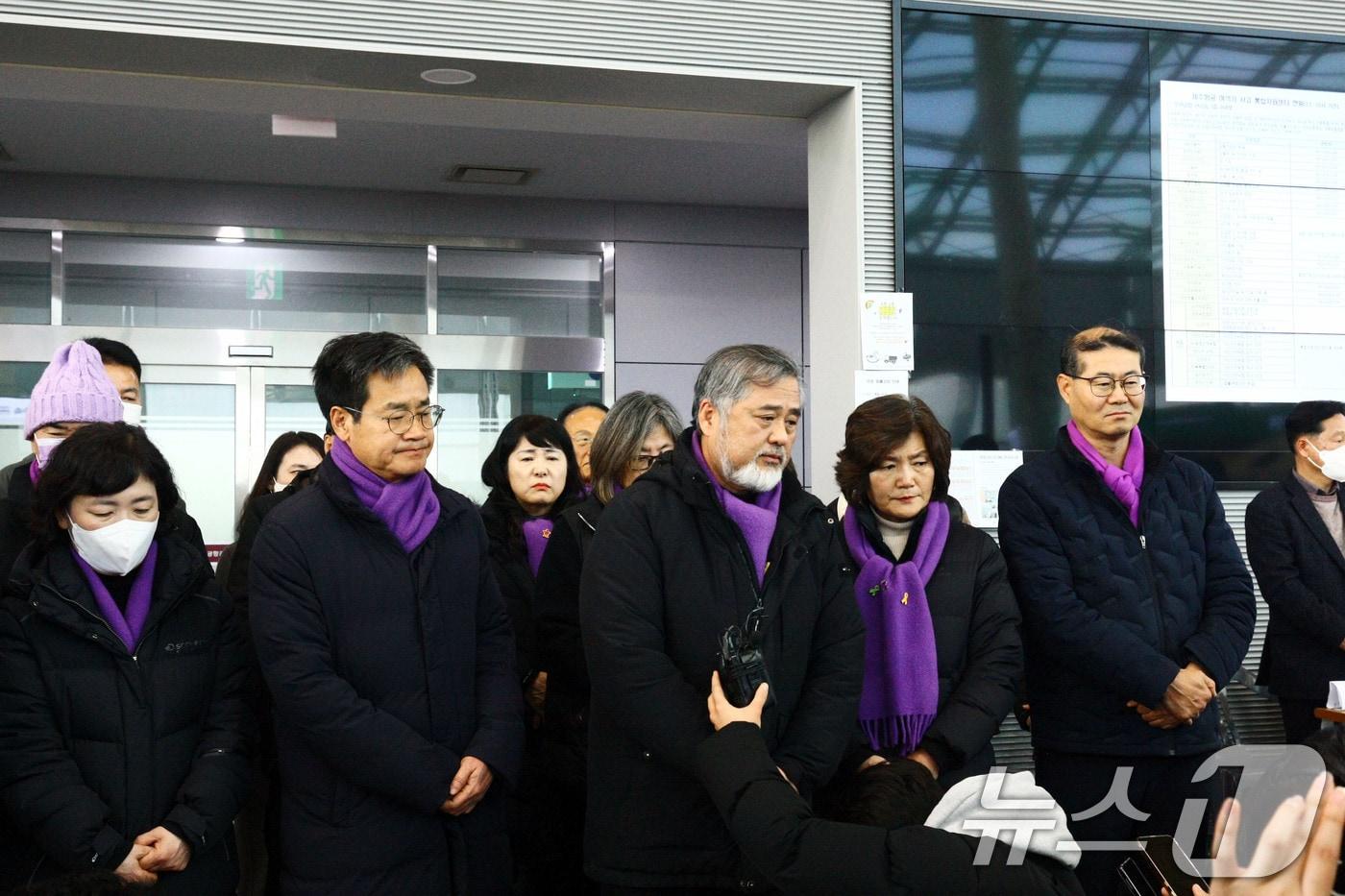 3일 오후 제주항공 참사 유족들이 모여 있는 무안국제공항 합동분향소를 찾아 애도 후 취재진의 질문에 답하고 있다. 2025.1.3/뉴스1 ⓒ News1 박지현 기자