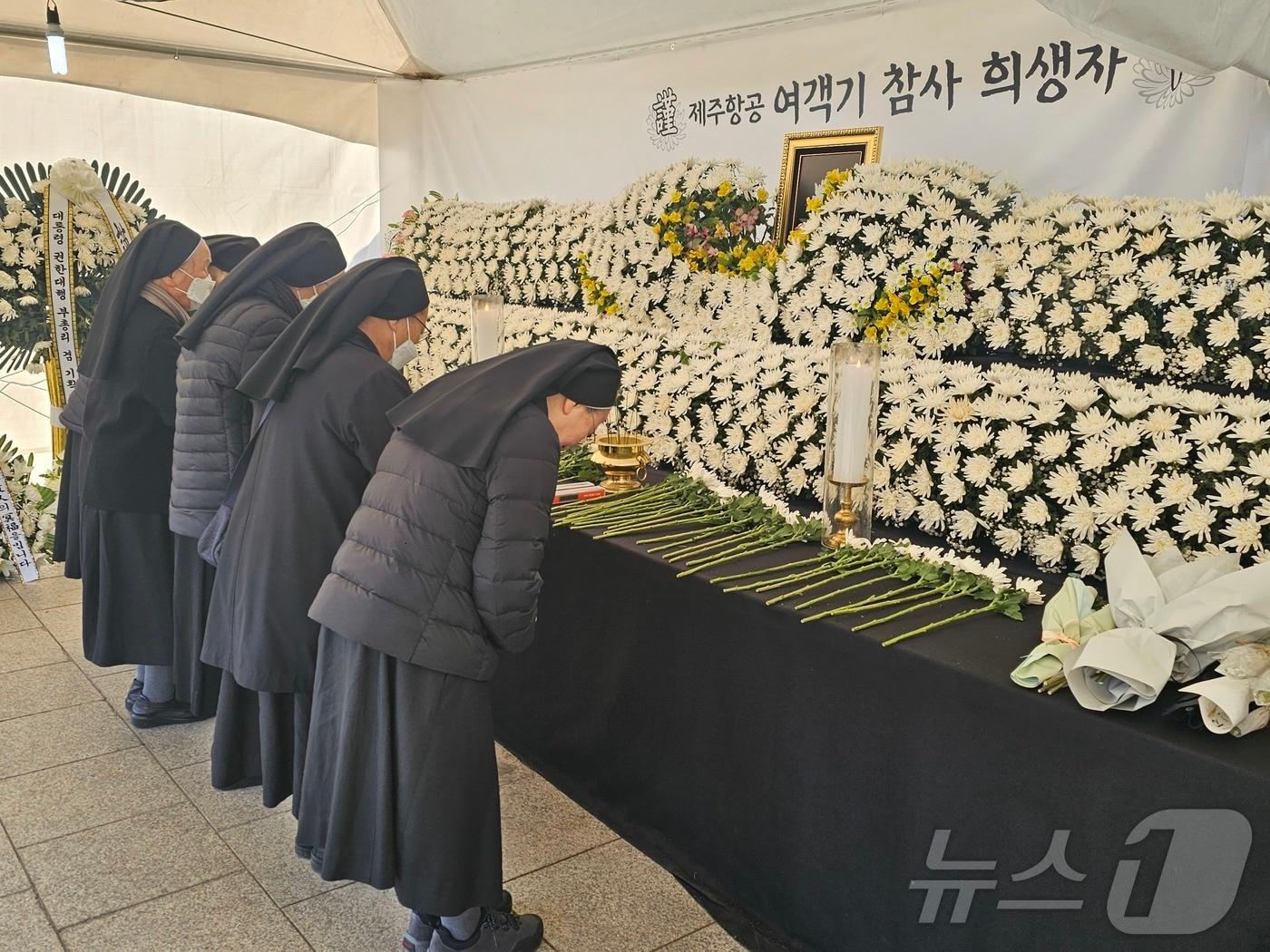 3일 광주 동구 5·18민주광장에 마련된 제주항공 여객기 참사 희생자 합동분향소를 찾은 소화자매원 수녀들이 참배하고 있다.2025.1.3./뉴스1