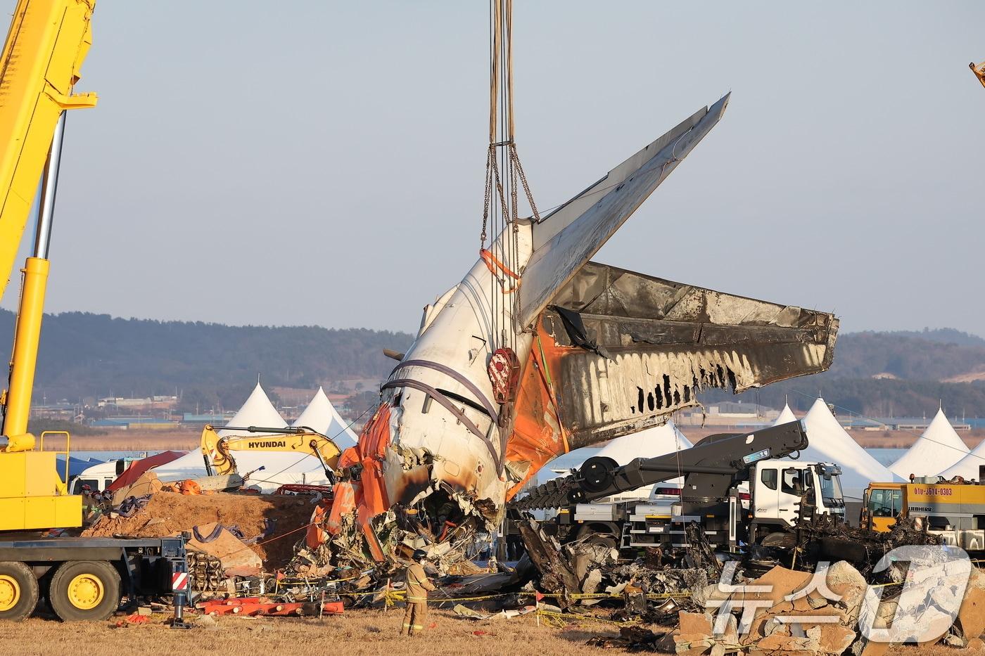 제주항공 여객기 참사 엿새째인 3일 오후 전남 무안국제공항 참사 현장에서 사고 기체의 꼬리 부분이 타워크레인에 의해 인양되고 있다. 2025.1.3/뉴스1 ⓒ News1 김진환 기자