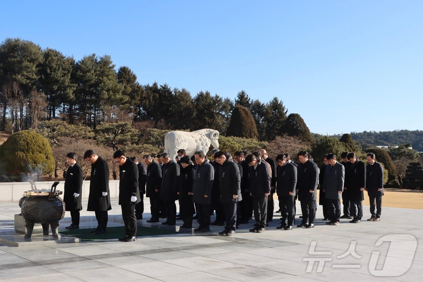 김영식 국가과학기술연구회 이사장과 출연연 기관장들이 국립대전현충원에서 참배하고 있다.&#40;NST 제공&#41;/뉴스1