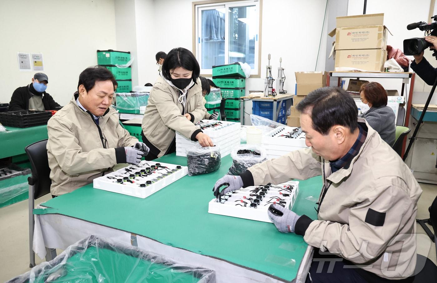 박완수 경남지사&#40;왼쪽에서 두번째&#41;가 3일 창녕군 장애인 직업재활시설에서 장애인 근로자들과 함께 조립작업을 하고 있다.&#40;경남도 제공&#41;