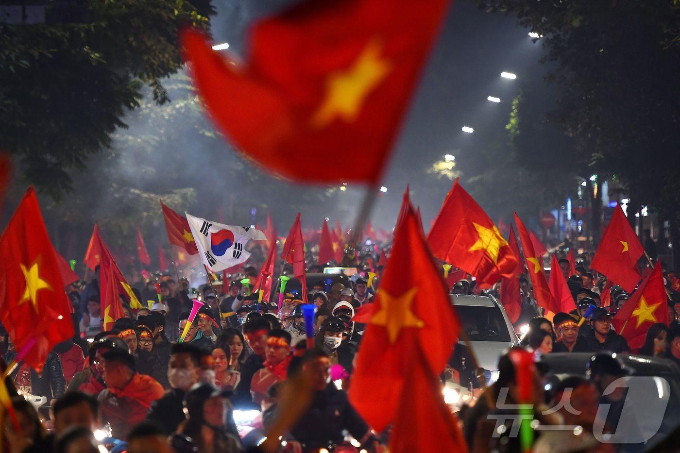 베트남 축구팬들 사이에 등장한 태극기 ⓒ AFP=뉴스1