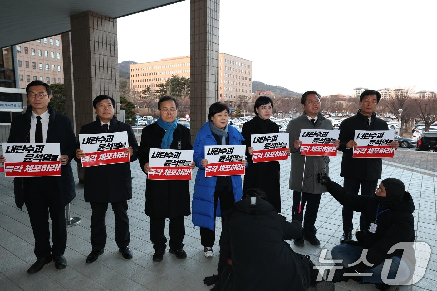 김승원 국회 법제사법위원회 더불어민주당 간사를 비롯한 위원들이 3일 오후 경기도 과천시 중앙동 정부과천종합청사에서 윤석열 내란 수괴 체포 불발 관련 고위공직자범죄수사처&#40;공수처&#41; 항의 방문을 하고 있다. 2025.1.3/뉴스1 ⓒ News1 김영운 기자