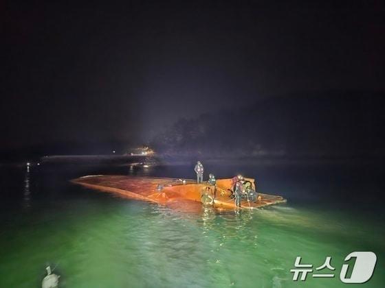 서산 고파도 선박 전복 사고 현장. &#40;태안해경 제공&#41; / 뉴스1