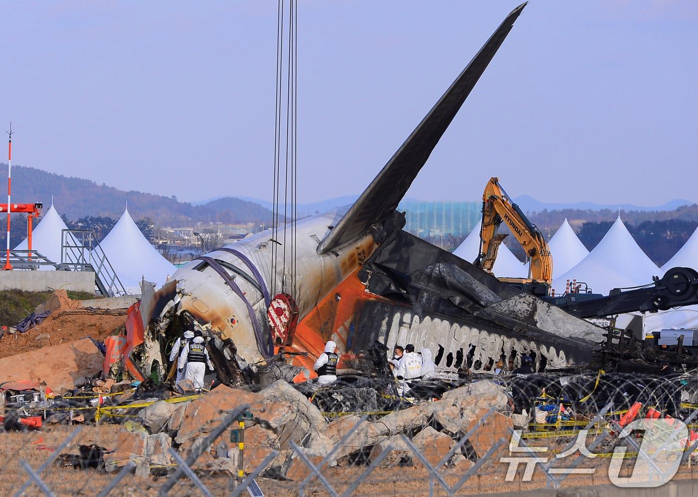 무안 제주항공 여객기 참사 엿새째인 3일 오후 전남 무안국제공항 참사 현장에서 인양 준비 작업 도중 국과수 관계자들이 현장을 살펴보고 있다. 2025.1.3/뉴스1 ⓒ News1 이승현 기자