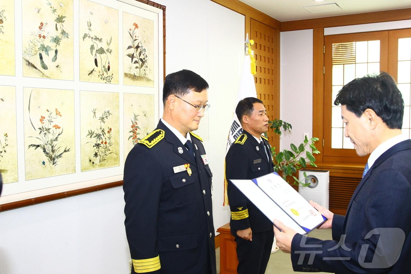 김진태 강원도지사, 소방정 승진임용자 임명장 수여.&#40;강원도소방본부 제공&#41;